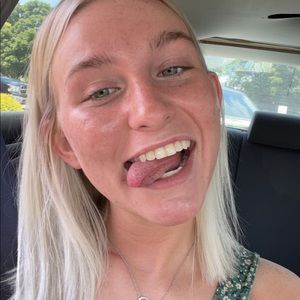 Meet your Posher, Elise